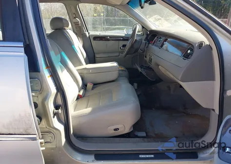 2000 Lincoln Town Car Signature из США, поврежденный, VIN 1LNHM82W5YY915443